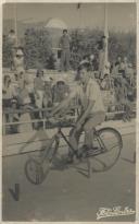 Gincana de bicicletas no ringue de patinagem da Praia das Maçãs.