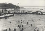 Vista parcial da piscina da Praia das maças com o restaurante que existia na arriba.