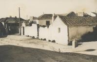 Largo da escola primária de Almoçageme antes das obras de alcatroamento.