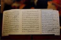 Pauta de música do concerto de Maria João Pires, Augustin Dumay, Gérard Caussé, Ariane Granjon e Jian Wang durante o Festival de Musica de Sintra, na sala da música do Palácio Nacional de Queluz.