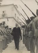 Presidente da República, General António Óscar de Fragoso Carmona, passando revista à Guarda de Honra.