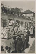 Carro alegórico representando a freguesia de Almargem do Bispo durtante um cortejo de oferendas na Avenida Heliodoro Salgado, na Estefânia.