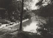 Crianças a brincar na Lagoa Azul na Serra de Sintra.