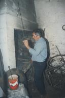 António, o ferreiro a trabalhar o ferro na rua Consiglieri Pedroso em Sintra.