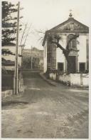 Arruamento da rua de S. Sebastião com vista parcial da capela de S. Sebastião no Vinagre, em Colares.