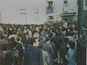 Manifestantes em Lisboa durante o 25 de Abril.