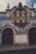 Pormenor da fachada principal das Caves Visconde de Salreu em Colares.