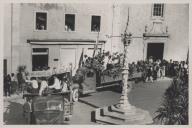 Carro alegórico representando Albogas durante um cortejo de oferendas junto ao pelourinho da Vila de Sintra, no atual largo Dr. Gregório de Almeida.