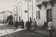 Saloias nos seus burros a vender os seus produtos na Avenida Heliodoro Salgado na Estefânia, Sintra.