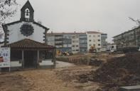 Obras no largo da capela de Nossa Senhora da Natividade em Mem Martins.