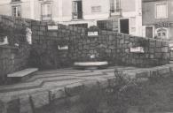Chafariz público na volta do Duche em frente ao edifício dos Bombeiros Voluntários de Sintra e da Pensão Bristol.
