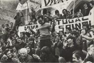 Comemoração do 1.º de maio de 1974 na escadaria do Palácio Nacional de Sintra.