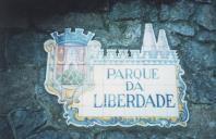 Placa do Parque da Liberdade com o brazão de Sintra num painel de azulejos.