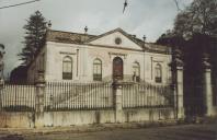 Fachada principal da Quinta Nova da Assunção em Belas.