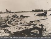 Destroços de navios num porto soviético do Mar Negro durante a II Guerra Mundial.