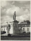 Estátua de Dona Maria I no largo em frente ao Palácio Nacional de Queluz.