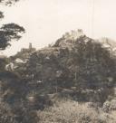 Vista parcial da Serra de Sintra com o Castelo dos Mouros e o palácio Nacional da Pena.