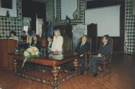 Edite Estrela, presidente da Câmara Municipal de Sintra, e Jorge Trigo com a delegação nipónica de Omura no Palácio Nacional de Sintra para a assinatura do protocolo de geminação de Sintra com Omura.