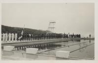 Desfile de abertura de uma prova de natação na piscina da Praia das Maçãs.