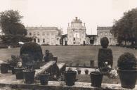 Campo e fachada principal do Palácio de Seteais.