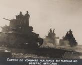 Carros de combate italianos em marcha no deserto africano durante a II Guerra Mundial. 