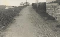 Construção de um arruamento em Galamares, que liga à estrada Nacional nº 247, depois da aplicação do macadame.