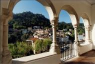 Vista geral da Vila de Sintra com o Castelo dos Mouros, Hotel Vítor, Hotel Central e a Torre do Relógio tirada do Palácio Nacional de Sintra. 