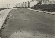 Vista parcial da rua de acesso ao Bairro das Caixas de Previdência em Queluz.