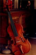 Violino encostado a um móvel.
