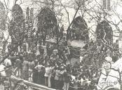 Militares e populares no Largo do Carmo durante a revolução de 25 de abril de 1974.