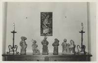 Estatuetas em barro durante a 1ª exposição de artesanato, no Palácio Valenças, de Eduardo Azenha de Santa Susana.