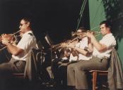 Atuação da Banda da Sociedade Recreativa de Almoçageme no largo da Igreja de Colares.