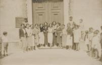 Grupo de pessoas nas festas de Nossa Senhora do Cabo Espichel na Freguesia de São Pedro de Sintra.