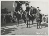 Desfile a cavalo durante a procissão das festas de Nossa Senhora do Cabo Espichel no Largo Rainha Dona Amélia em frente ao Palácio Nacional de Sintra.