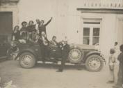 Grupo de pessoas num automovel nas festas de Nossa Senhora do Cabo Espichel na Freguesia de São Pedro de Sintra.