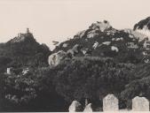 Vista parcial do Castelo dos Mouros e do palácio Nacional da Pena na Serra de Sintra.