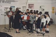 Atuação de um coro infantil no 2.º aniversário do mercado de Casal de Cambra.