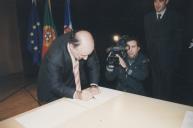 Assinatura de documentação, com a presença do presidente da CMS, Drº. Fernando Seara.