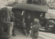 Presidente da República, General António Óscar de Fragoso Carmona, na escadaria dos Passos do Concelho de Sintra para agradecer a receção e as homenagens que lhe foram prestadas na sua chegada a Sintra.