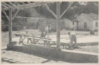 Preparativos para a realização das festas de Nossa Senhora do Cabo Espichel, na freguesia de Santa Maria, no Bairro das Flores, junto ao Cine-Teatro Carlos Manuel.