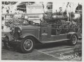 Carro dos bombeiros de Belas no largo Dr. Gregório de Almeida durante as festas de Nossa Senhora do Cabo Espichel, na freguesia de São Martinho em Sintra.