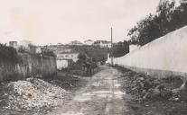 Obras de reparação num troço de estrada entre a ponte e a linha férrea, na estrada municipal das Merçês.