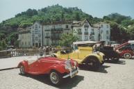 Exposição de carros clássicos do Rally de Inglaterra no largo Rainha Dona Amélia em frente ao Palácio Nacional de Sintra.