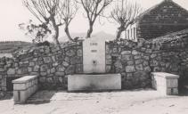 Fonte junto a um muro de pedra seca no concelho de Sintra.