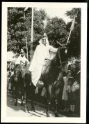 Batalha das Flores em Setubal Cavaleiros acompanhando o carro da Sociedade Filarmónica Palmelense "Loureiros" 