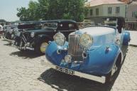 Exposição de carros clássicos do Rally de Inglaterra no largo Rainha Dona Amélia em frente ao Palácio Nacional de Sintra.