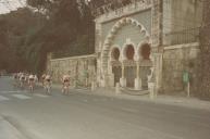 Ciclistas participantes no II grande prémio de ciclismo de Lisboa a passar em frente à fonte mourisca na Volta do Duche.