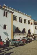 Exposição de carros clássicos do Rally de Inglaterra no largo Rainha Dona Amélia em frente ao Palácio Nacional de Sintra.