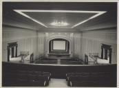 Plateia, balcão e palco do Cine Teatro Carlos Manuel.