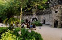 Público a assistir ao Concerto de Xuan Du / Andrei Ratnikov / Guenrik Elessin, na Quinta da Regaleira, durante o Festival de Música de Sintra.